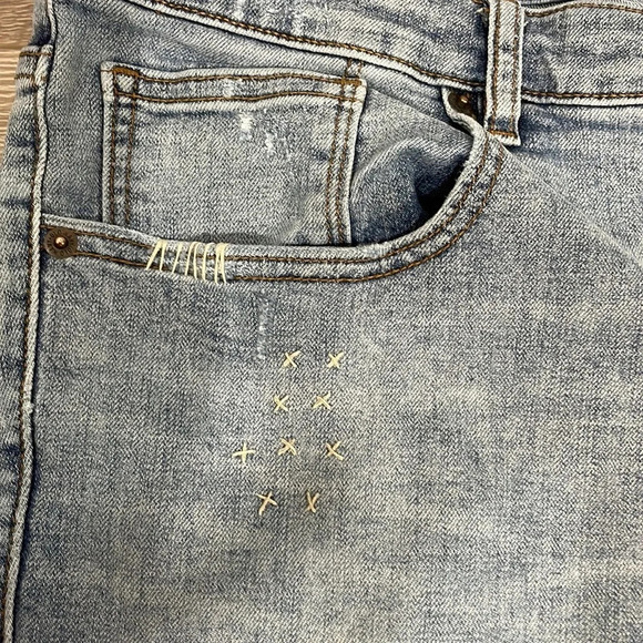 Old Navy Boyfriend Straight Embroidered Detail Distressed Patches 24 Plu… - Picture 10 of 16